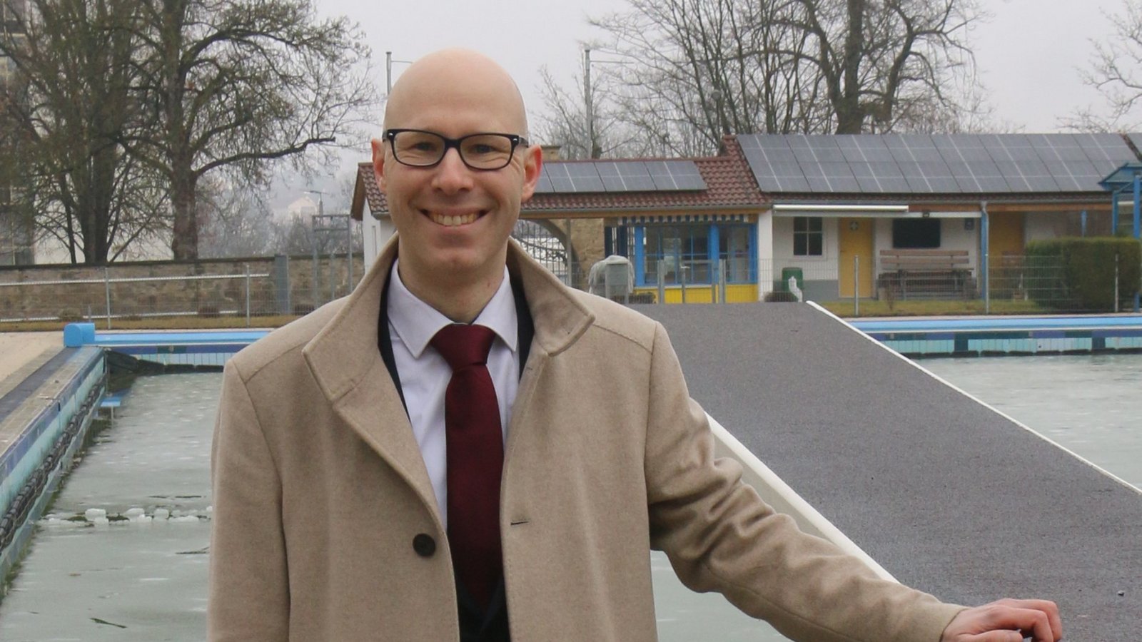 SPD-Kandidat Torsten Liebig an seinem Lieblingsort im Wahlkreis Vaihingen, dem Schloss-Freibad in Sachsenheim.  Foto: Rücker