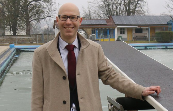 SPD-Kandidat Torsten Liebig an seinem Lieblingsort im Wahlkreis Vaihingen, dem Schloss-Freibad in Sachsenheim.  <span class='image-autor'>Foto: Rücker</span>