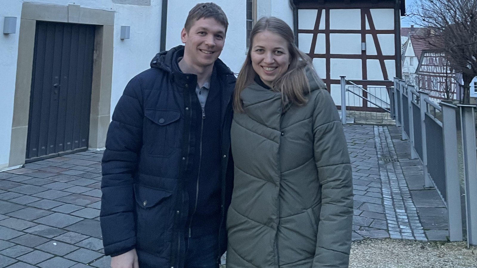 Maxim und Kateryna Stetsiuk vor der Georgskirche in Oberriexingen.  Foto: Stogios