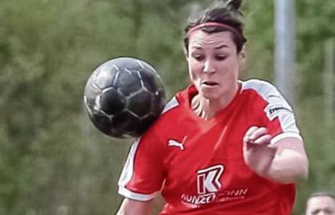 Beim 2:0-Sieg im Hinspiel überspringt Löchgaus Tanja Arnold (rechts) Nürnbergs Nina Raasch. Im ersten Spiel der Regionalliga Süd im Jahr 2017 stehen sich beide Teams im Sportpark Valznerweiher wieder gegenüber.  Foto: Simecek