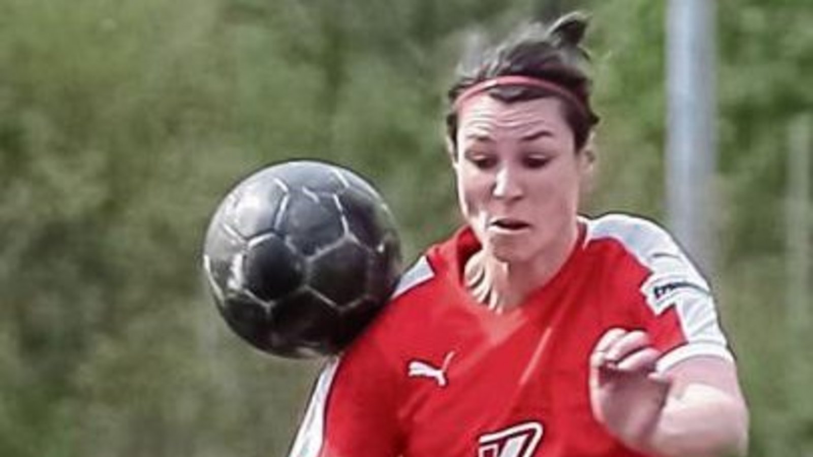 Beim 2:0-Sieg im Hinspiel überspringt Löchgaus Tanja Arnold (rechts) Nürnbergs Nina Raasch. Im ersten Spiel der Regionalliga Süd im Jahr 2017 stehen sich beide Teams im Sportpark Valznerweiher wieder gegenüber.  Foto: Simecek