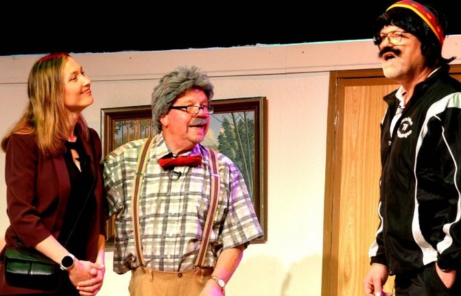„Je oller, je doller“: Silke Walz, Walter Oehrle und Wolfgang Currle beweisen beim Theaterspiel schauspielerisches Talent. <span class='image-autor'>Fotos: Stahlfeld</span>