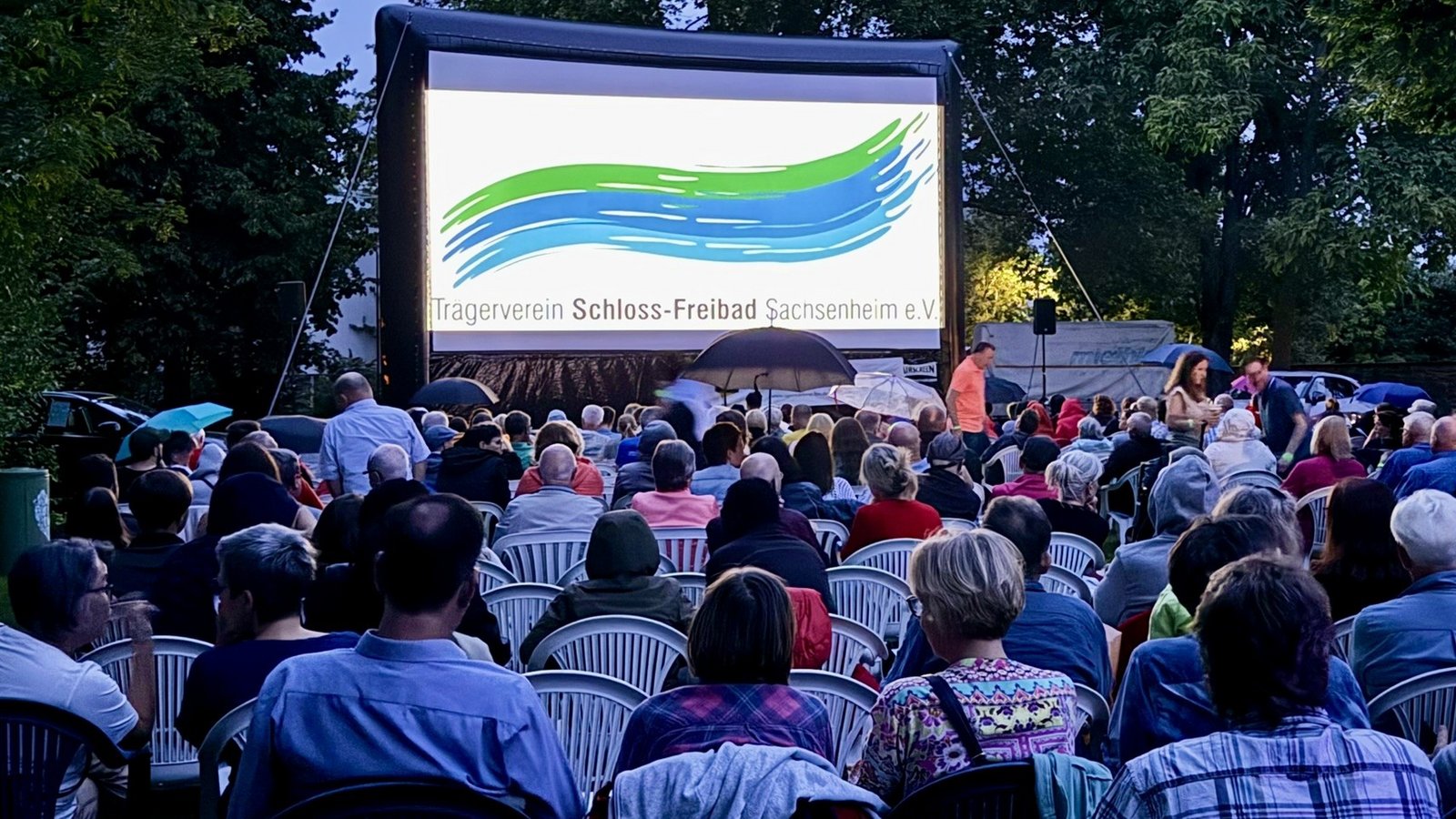 Gut besucht: das Open-Air-Kino im Sachsenheimer Schloss-Freibad. Foto: p Gut besucht: das Open-Air-Kino im Sachsenheimer Schloss-Freibad. Foto: p