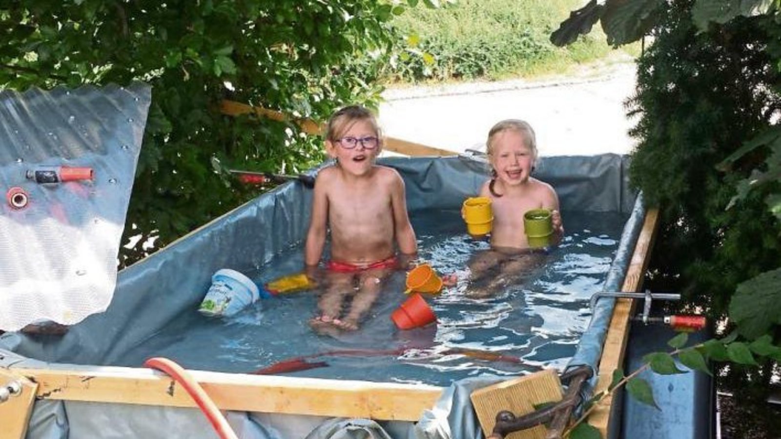 So lässt sich die Hitze in Vaihingen aushalten: Leonie und Nele im fahrbaren Planschbecken. Foto: Priger So lässt sich die Hitze in Vaihingen aushalten: Leonie und Nele im fahrbaren Planschbecken. Foto: Priger
