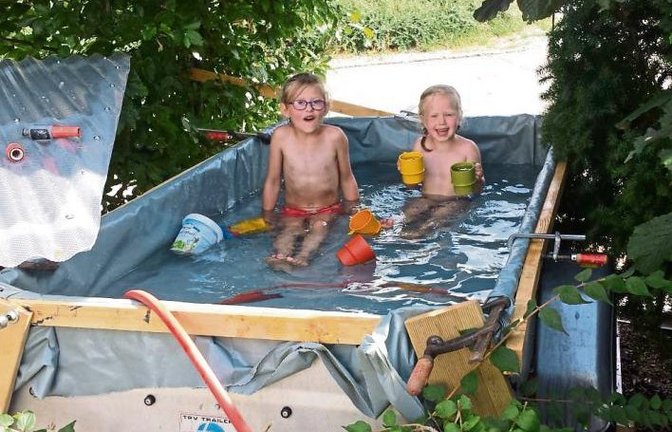 So lässt sich die Hitze in Vaihingen aushalten: Leonie und Nele im fahrbaren Planschbecken. Foto: Priger