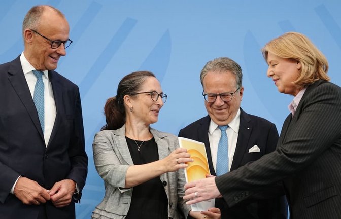 Da war die Stimmung noch gut: Nachdem die Vorsitzenden der Alterssicherungskommission Constanze Janda (2.v.l) und Frank-Jürgen Weise (2.v.r) ihre Vorschläge an Bundeskanzler Friedrich Merz (CDU, l.) und Bundessozialministerin Bärbel Bas (SPD, r.), übergeben haben, sicherten die eine schnelle und komplette Umsetzung zu.<span class='image-autor'>Kay Nietfeld/dpa</span>