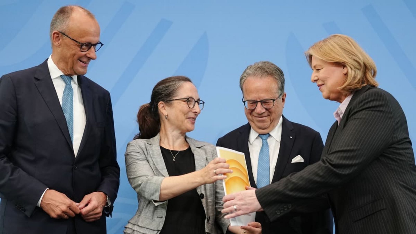 Da war die Stimmung noch gut: Nachdem die Vorsitzenden der Alterssicherungskommission Constanze Janda (2.v.l) und Frank-Jürgen Weise (2.v.r) ihre Vorschläge an Bundeskanzler Friedrich Merz (CDU, l.) und Bundessozialministerin Bärbel Bas (SPD, r.), übergeben haben, sicherten die eine schnelle und komplette Umsetzung zu.Kay Nietfeld/dpa Da war die Stimmung noch gut: Nachdem die Vorsitzenden der Alterssicherungskommission Constanze Janda (2.v.l) und Frank-Jürgen Weise (2.v.r) ihre Vorschläge an Bundeskanzler Friedrich Merz (CDU, l.) und Bundessozialministerin Bärbel Bas (SPD, r.), übergeben haben, sicherten die eine schnelle und komplette Umsetzung zu.Kay Nietfeld/dpa