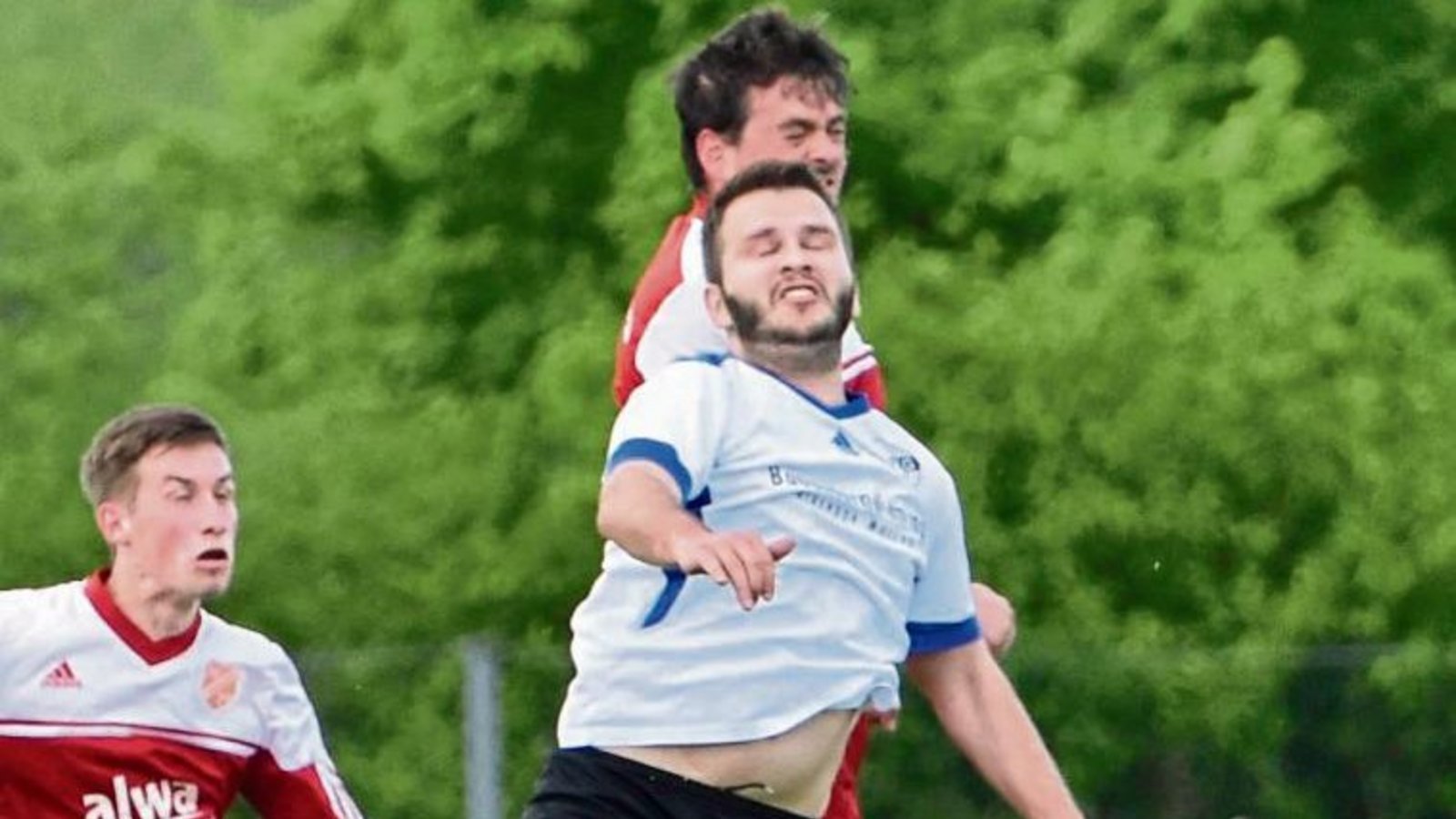 Kopfballduell zwischen Stefan Hellwig (hinten) und Margim Halili. Am Ende hat Hellwigs Spielgemeinschaft im Sachsenheimer Stadtderby die Nase vorn. Foto: Leitner