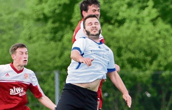 Kopfballduell zwischen Stefan Hellwig (hinten) und Margim Halili. Am Ende hat Hellwigs Spielgemeinschaft im Sachsenheimer Stadtderby die Nase vorn. Foto: Leitner