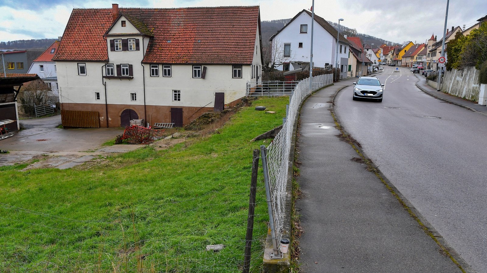 Wo könnte nun ein Pflegestandort entstehen? Hier sicher nicht mehr. Die Suche nach einem geeigneten Standort in Hohenhaslach beginnt von vorn. Foto: Kalb Wo könnte nun ein Pflegestandort entstehen? Hier sicher nicht mehr. Die Suche nach einem geeigneten Standort in Hohenhaslach beginnt von vorn. Foto: Kalb