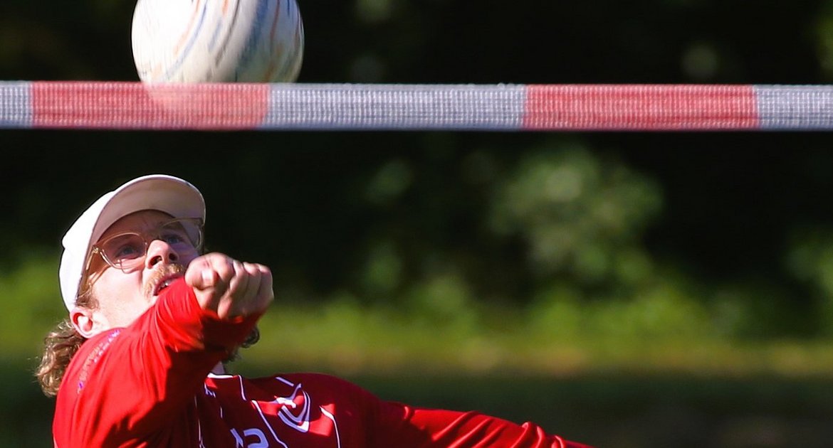 Faustball, 1. Bundesliga Süd, Feldfaustball, Feldsaison, Saison 2026, Männer, TV Vaihingen (rot) gegen TSV Pfungstadt, am Alten Postweg Tim Störkle Zuspiel vor Jaro Jungclaussen