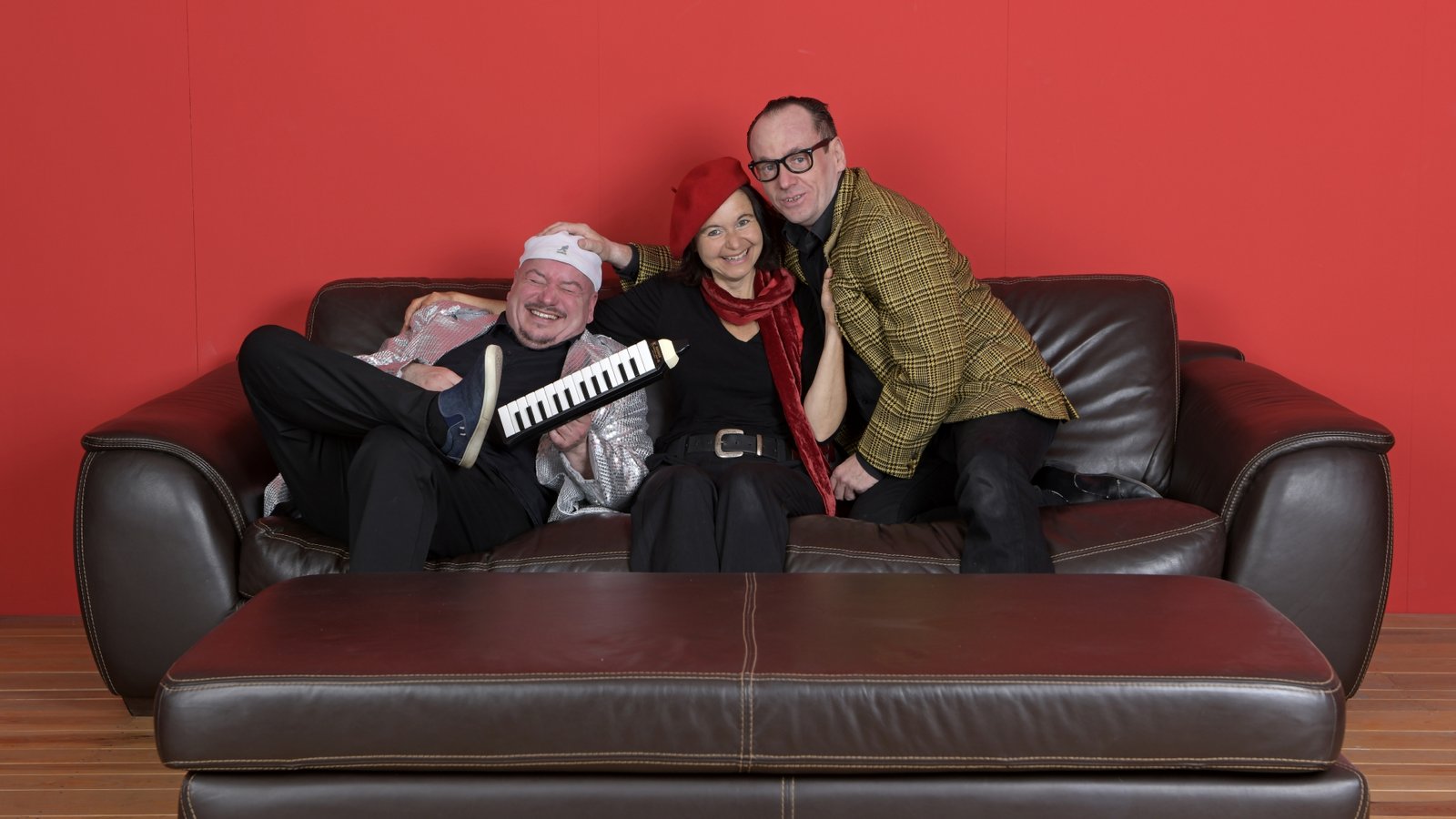 Sandra Hehrlein und Jörg Pollinger setzen die Gedanken des Publikums im Scala Filmtheater spontan szenisch um. Begleitet werden sie von Michael Fiedler (links) am E-Piano.  Foto: Zeyrek