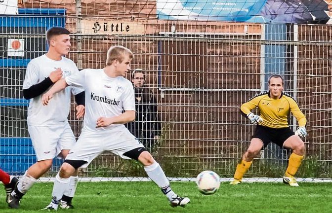 Ohne Torwart Bernd Hausmann wäre die Hintermannschaft des TSV Aurich aufgeschmissen, wie hier bei einem Freistoß. Foto: Simecek
