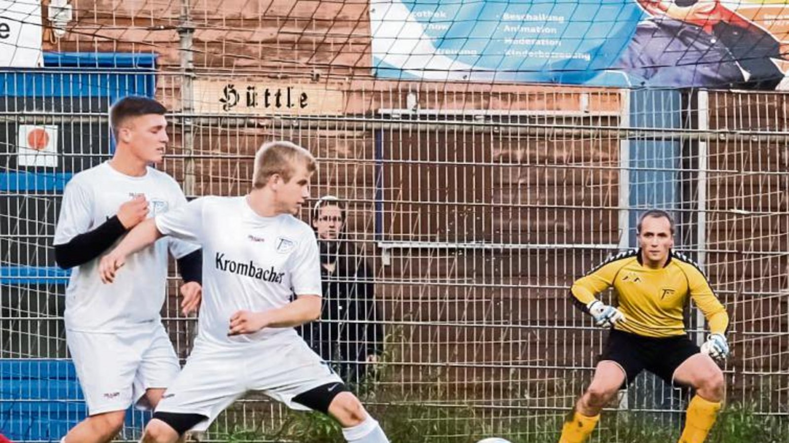 Ohne Torwart Bernd Hausmann wäre die Hintermannschaft des TSV Aurich aufgeschmissen, wie hier bei einem Freistoß. Foto: Simecek Ohne Torwart Bernd Hausmann wäre die Hintermannschaft des TSV Aurich aufgeschmissen, wie hier bei einem Freistoß. Foto: Simecek