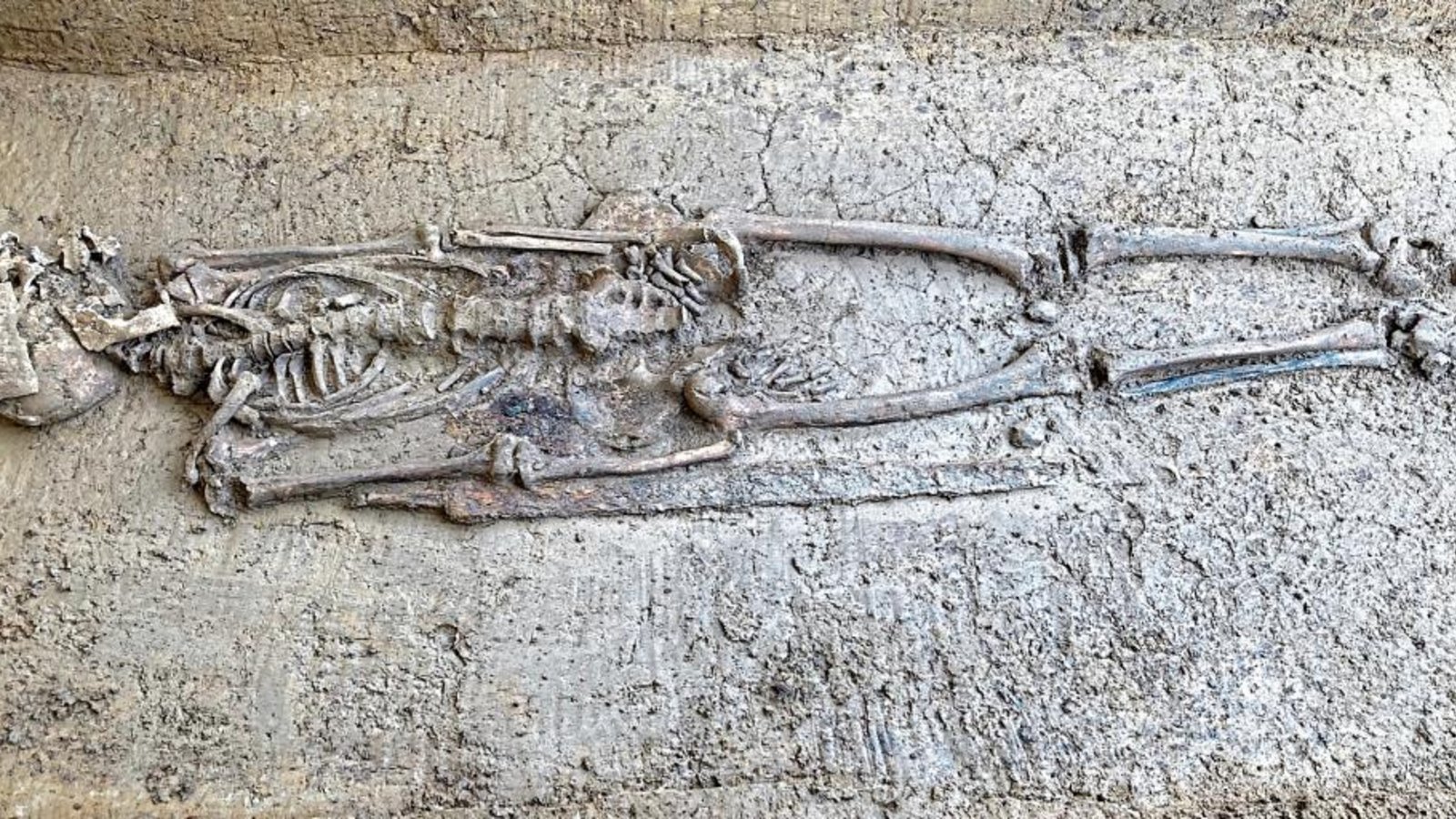 Männergrab aus der ersten Hälfte des 7. Jh. Der Tote war mit Spatha (zweischneidiges Hiebschwert) und Lanze (nicht im Bild) bestattet worden. Männergrab aus der ersten Hälfte des 7. Jh. Der Tote war mit Spatha (zweischneidiges Hiebschwert) und Lanze (nicht im Bild) bestattet worden.