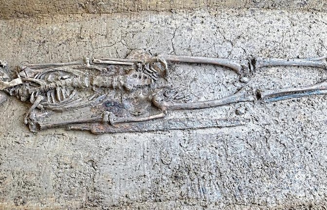 Männergrab aus der ersten Hälfte des 7. Jh. Der Tote war mit Spatha (zweischneidiges Hiebschwert) und Lanze (nicht im Bild) bestattet worden.