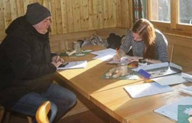 Siegmann beim „Bezahlen“ in der Hütte.