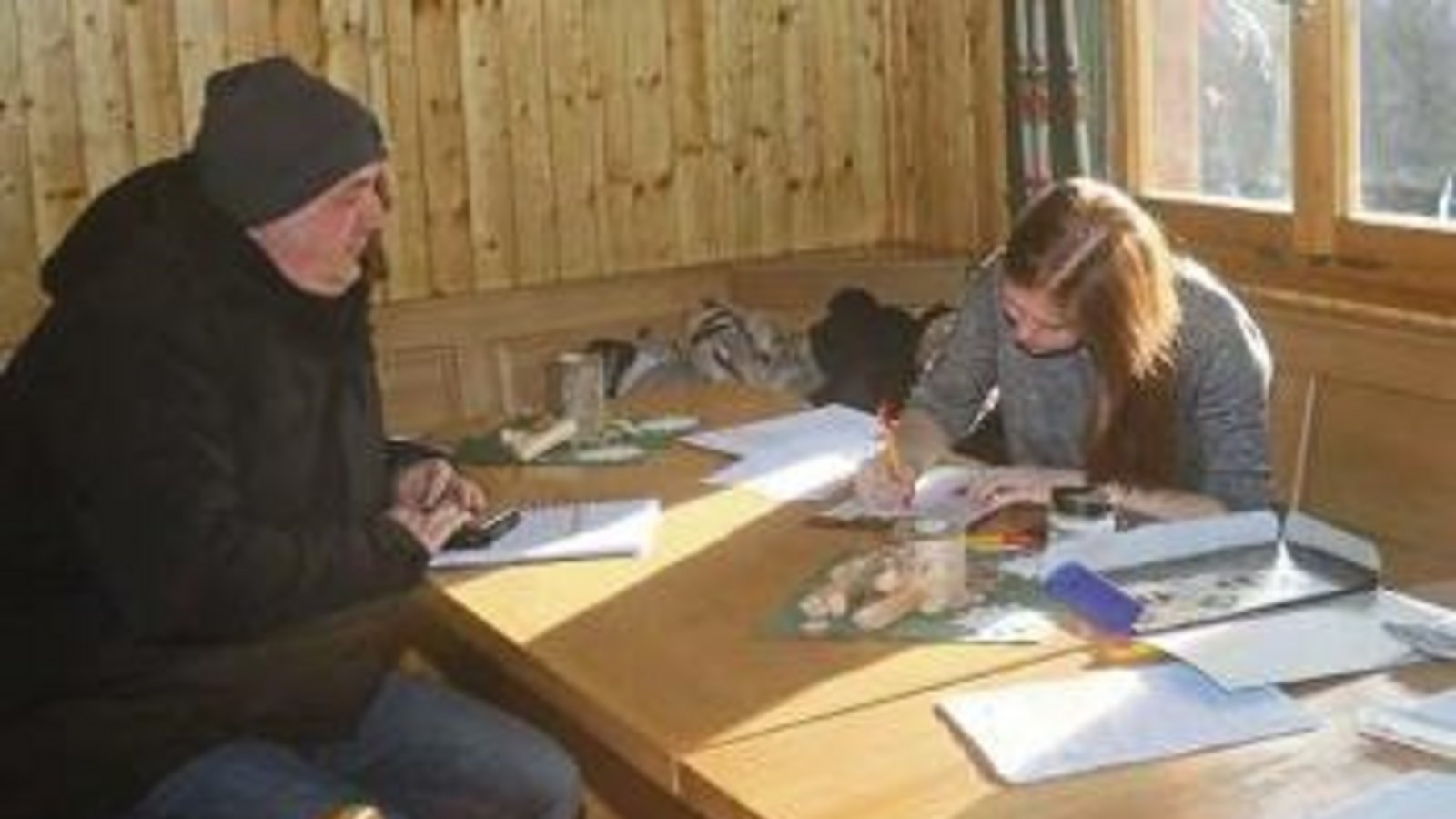 Siegmann beim „Bezahlen“ in der Hütte.