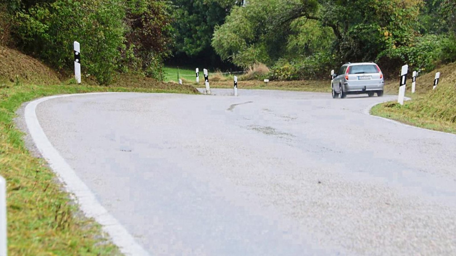 Die Kreisstraße zwischen Häfnerhaslach und Ochsenbach soll ausgebaut werden. Vor allem die Kuppen und Kurven werden entschärft. Fotos: Bögel