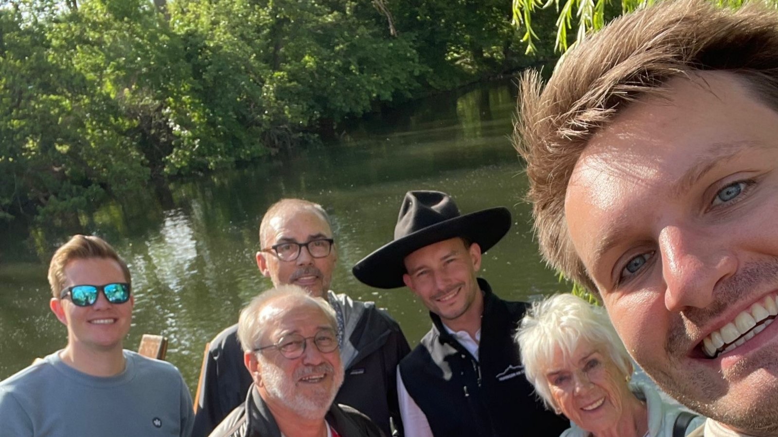 Franz Balasch hat beim VKZ-Sommerrätsel 2024 eine Stocherkahnfahrt gewonnen - und jetzt eingelöst. "Unser Kapitän Fabian gestaltete die Fahrt sehr kurzweilig und unterhaltsam. Es hat uns allen sehr viel Spaß gemacht. Nochmals vielen herzlichen Dank dafür." Foto: p