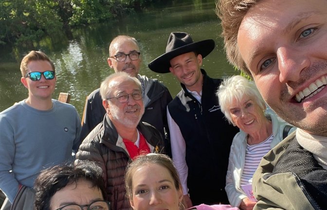 Franz Balasch hat beim VKZ-Sommerrätsel 2024 eine Stocherkahnfahrt gewonnen - und jetzt eingelöst. "Unser Kapitän Fabian gestaltete die Fahrt sehr kurzweilig und unterhaltsam. Es hat uns allen sehr viel Spaß gemacht. Nochmals vielen herzlichen Dank dafür." Foto: p