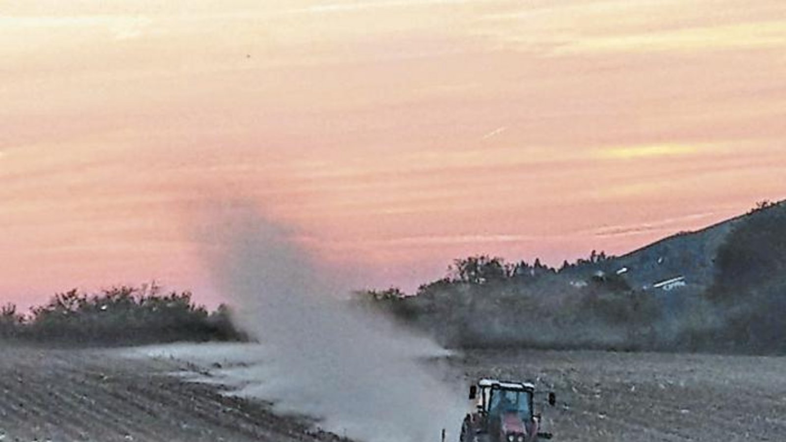 „Gestern Abend sah man im Mettertal wunderbare weiße Nebel aufsteigen“, schrieb Clara Spielmann am Dienstag zu ihren Fotos. „Das dachte ich jedenfalls, bis ich etwas näher kam ... und den Bauer auf dem Acker sah, der die Reste vom Mais gemulcht hat.“