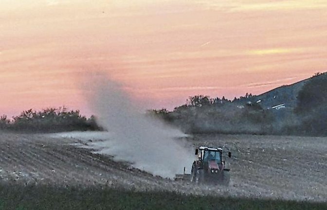 „Gestern Abend sah man im Mettertal wunderbare weiße Nebel aufsteigen“, schrieb Clara Spielmann am Dienstag zu ihren Fotos. „Das dachte ich jedenfalls, bis ich etwas näher kam ... und den Bauer auf dem Acker sah, der die Reste vom Mais gemulcht hat.“