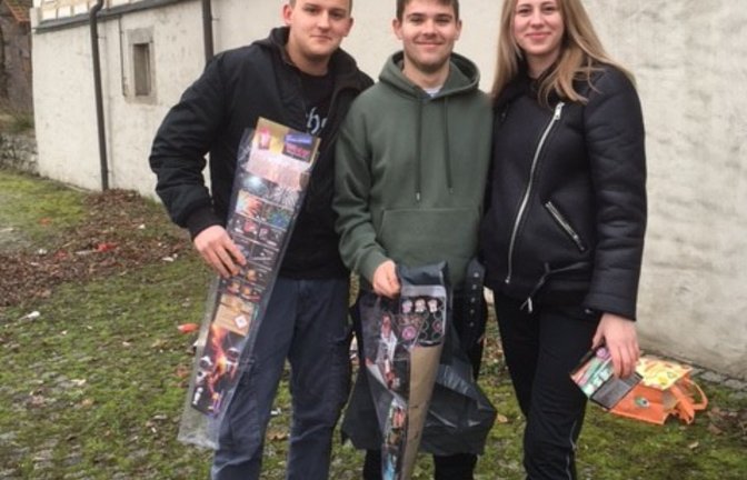 „In Roßwag ist es eine schöne Tradition, dass Jugendliche der Moschde (Jugendclub) an Neujahr den Unrat der Silvesternacht zusammensammeln“, schreibt Ingeborg Otto zu ihrem Foto.