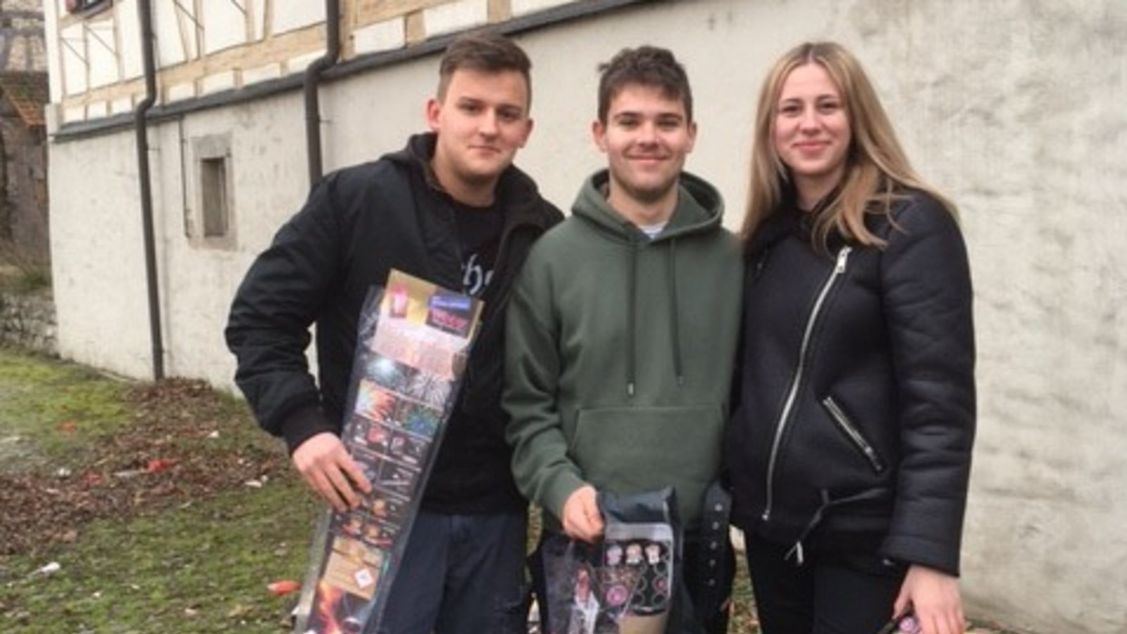 „In Roßwag ist es eine schöne Tradition, dass Jugendliche der Moschde (Jugendclub) an Neujahr den Unrat der Silvesternacht zusammensammeln“, schreibt Ingeborg Otto zu ihrem Foto. „In Roßwag ist es eine schöne Tradition, dass Jugendliche der Moschde (Jugendclub) an Neujahr den Unrat der Silvesternacht zusammensammeln“, schreibt Ingeborg Otto zu ihrem Foto.
