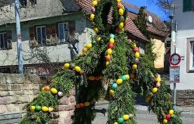 Der Gündelbacher Osterbrunnen. Foto: Ross
