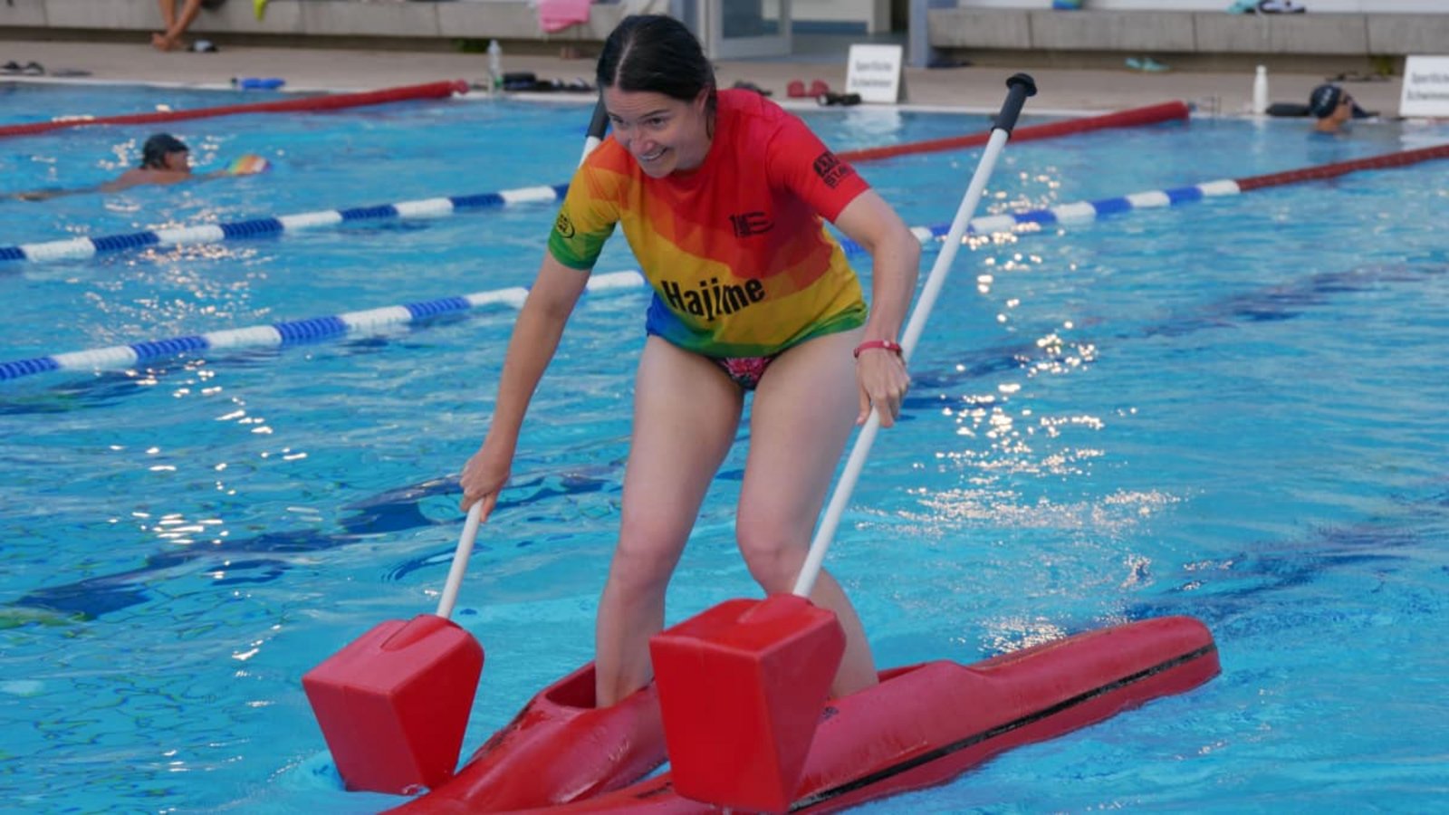 Kein biblisches Wunder, sondern den Kajakschuhen geschuldet: Bei der Sindelfinger Stadtwerke Teamchallenge liefen die Teilnehmer sogar übers Wasser.Harald Rommel Kein biblisches Wunder, sondern den Kajakschuhen geschuldet: Bei der Sindelfinger Stadtwerke Teamchallenge liefen die Teilnehmer sogar übers Wasser.Harald Rommel