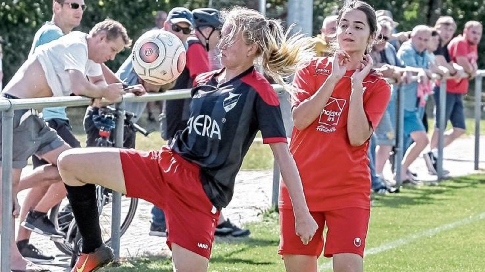 Der Ball gehört mir! Marie Pfaffeneder (links) lässt keine Zweifel aufkommen. Foto: Simecek Der Ball gehört mir! Marie Pfaffeneder (links) lässt keine Zweifel aufkommen. Foto: Simecek