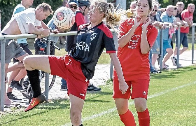 Der Ball gehört mir! Marie Pfaffeneder (links) lässt keine Zweifel aufkommen. Foto: Simecek