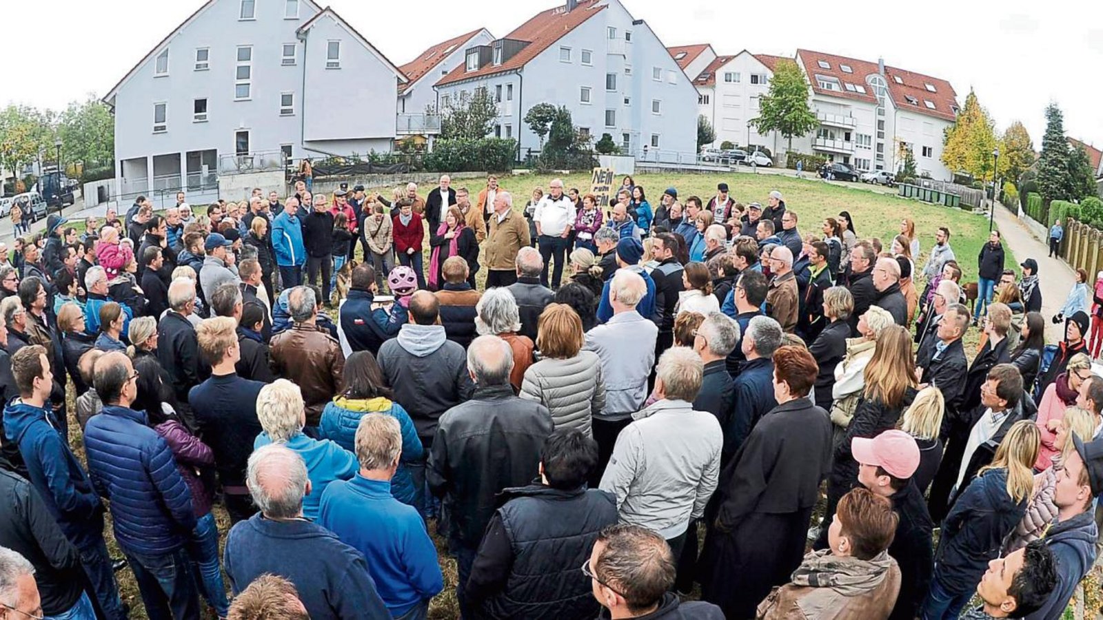 Protestkundgebung in Sachsenheim gegen eine geplante Asylbewerberunterkunft. Foto: Kuhnle