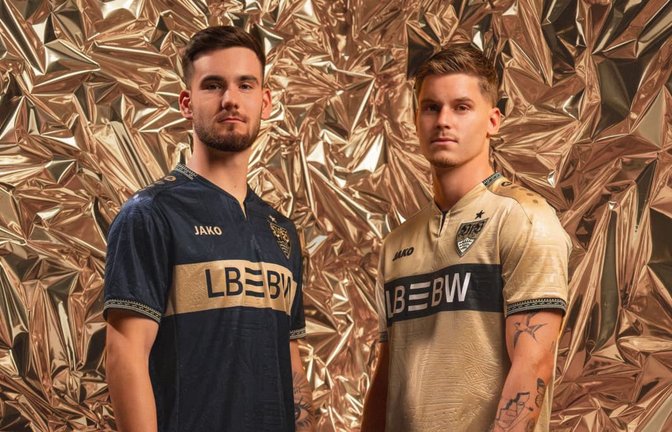bereits vergriffen: Das Torwarttrikot in Schwarz und Gold, das hier Dennis Seimen (li.) präsentiert.<span class='image-autor'>VfB</span>