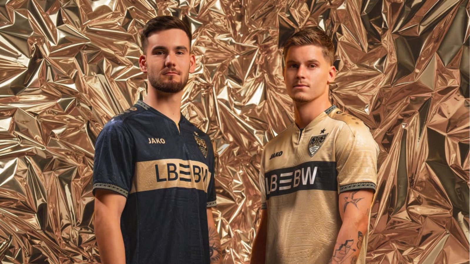 bereits vergriffen: Das Torwarttrikot in Schwarz und Gold, das hier Dennis Seimen (li.) präsentiert.VfB bereits vergriffen: Das Torwarttrikot in Schwarz und Gold, das hier Dennis Seimen (li.) präsentiert.VfB