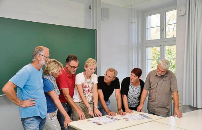 Mitarbeiter, Lehrer und Schulleiter besprechen die ersten anstehenden Schultermine in einem der beiden neu geschaffenen Unterrichtsräume im Internatsgebäude.  Foto: p