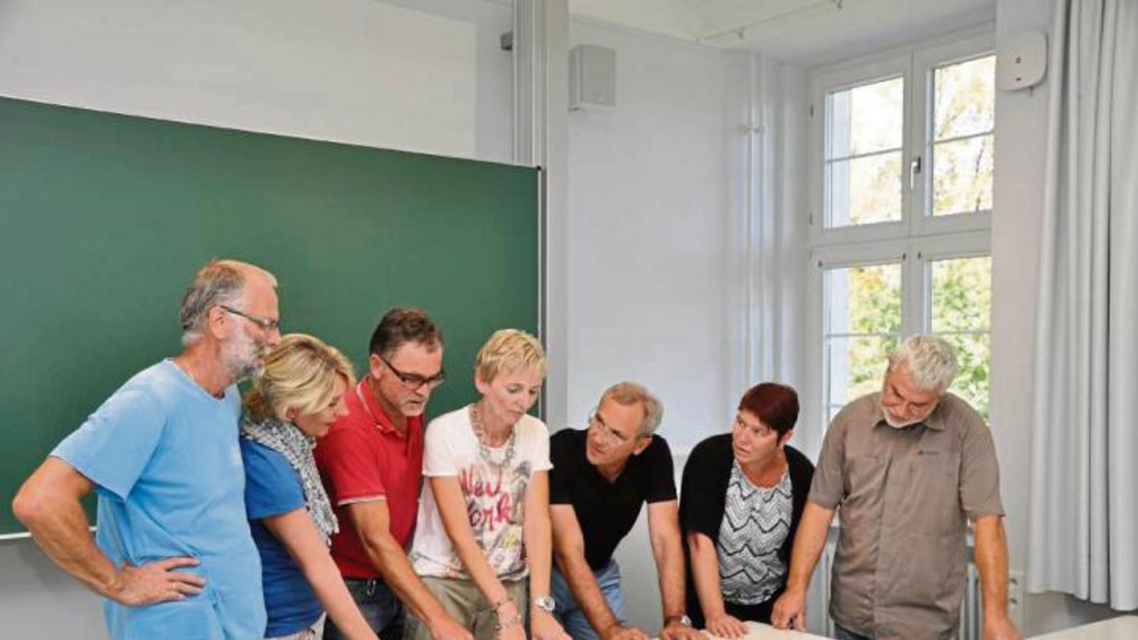 Mitarbeiter, Lehrer und Schulleiter besprechen die ersten anstehenden Schultermine in einem der beiden neu geschaffenen Unterrichtsräume im Internatsgebäude. Foto: p Mitarbeiter, Lehrer und Schulleiter besprechen die ersten anstehenden Schultermine in einem der beiden neu geschaffenen Unterrichtsräume im Internatsgebäude. Foto: p