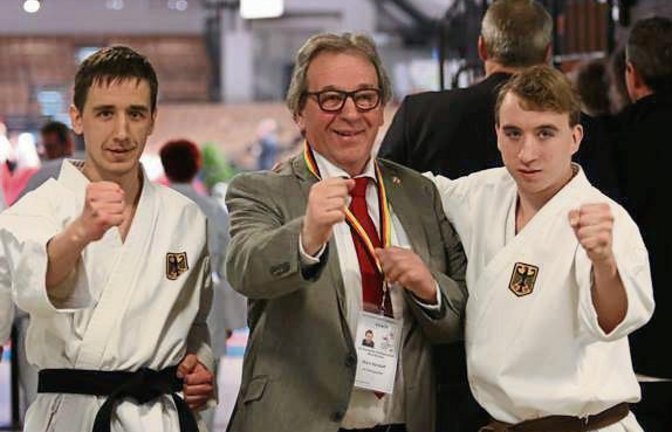 Siegerpose nach der erfolgreichen DM: Michael Lesic, ihr Trainer Marc Kerduff sowie Albert Singer Foto: privat