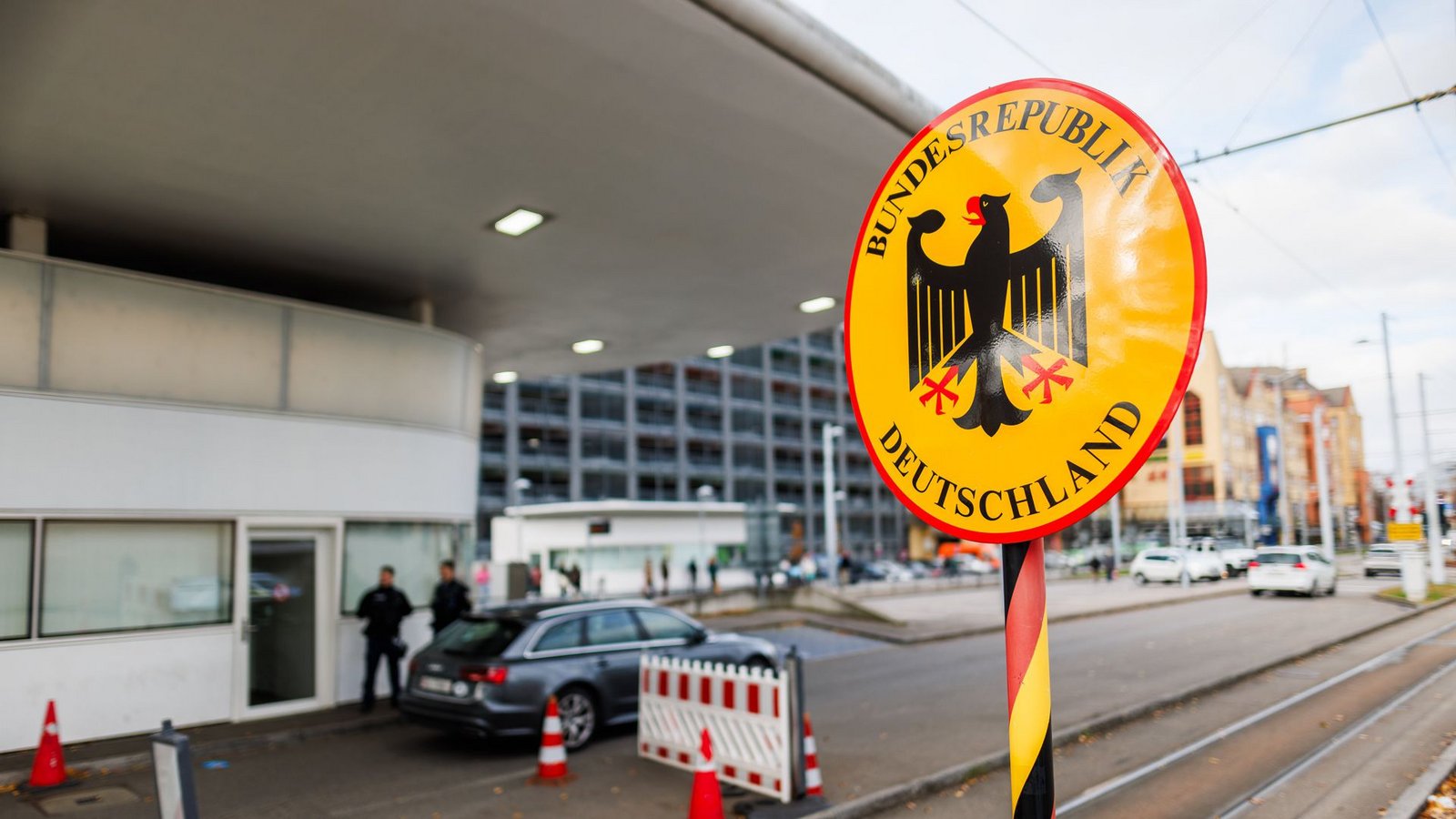Am bewachten Grenzübergang sind die Schilder diebstahlsicher....Foto: dpa Am bewachten Grenzübergang sind die Schilder diebstahlsicher....Foto: dpa