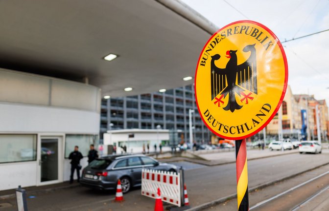 Am bewachten Grenzübergang sind die Schilder diebstahlsicher....<span class='image-autor'>Foto: dpa</span>