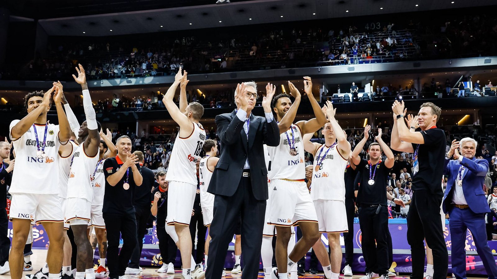 Schließlich bedankte sich die Mannschaft bei den großartigen Zuschauern in Berlin und verabschiedete sich zur Feier im kleinen Kreis.Foto: IMAGO/ WOJCIECH FIGURSKI