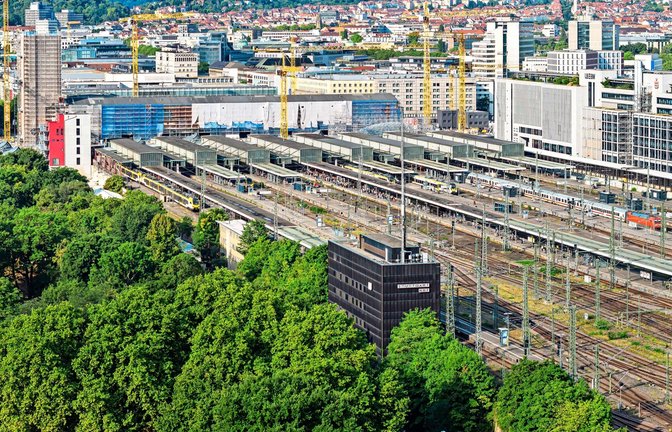 Auf den Gleisen am Bahnhof soll das Europaquartier entstehen – ob das zulässig ist, ist umstritten.
         
         Foto: 
            Imago/Arnulf Hettrich<span class='image-autor'>Foto: &nbsp;</span>