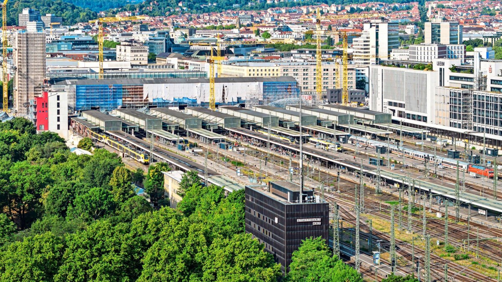 Auf den Gleisen am Bahnhof soll das Europaquartier entstehen – ob das zulässig ist, ist umstritten.
Foto:
Imago/Arnulf HettrichFoto: Auf den Gleisen am Bahnhof soll das Europaquartier entstehen – ob das zulässig ist, ist umstritten.
Foto:
Imago/Arnulf HettrichFoto: 