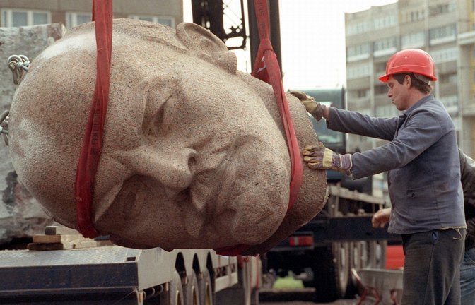 Mit der Erinnerung an Lenin wurde nach dem Zusammenbruch der Sowjetunion nicht zimperlich umgegangen (im Bild der Abriss eines Lenin-Denkmals 1991 in Berlin). Jetzt soll in Finnland Europas letztes Lenin-Museum geschlossen werden.<span class='image-autor'>Foto: dpa/Andreas Altwein</span>