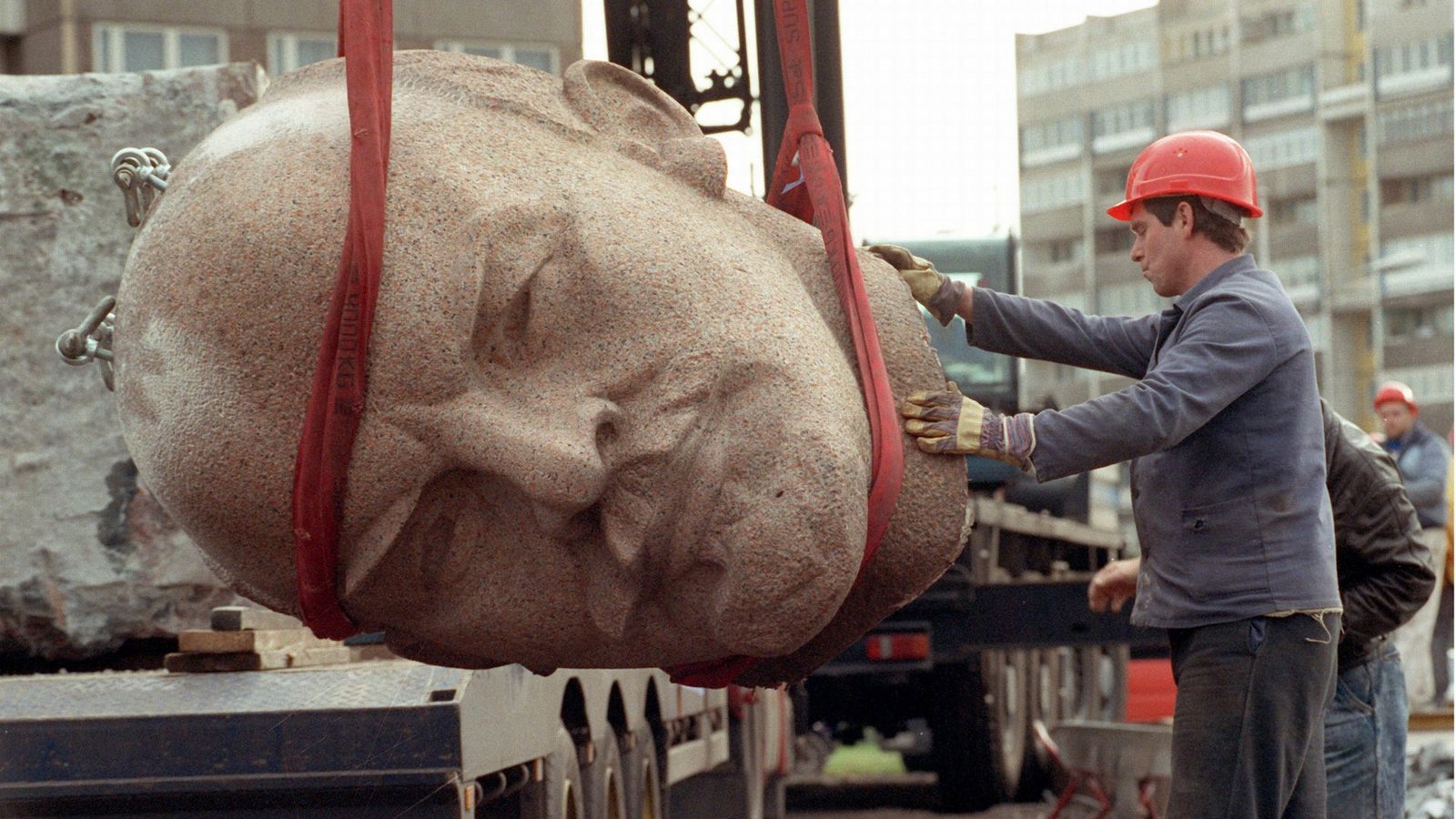 Mit der Erinnerung an Lenin wurde nach dem Zusammenbruch der Sowjetunion nicht zimperlich umgegangen (im Bild der Abriss eines Lenin-Denkmals 1991 in Berlin). Jetzt soll in Finnland Europas letztes Lenin-Museum geschlossen werden.Foto: dpa/Andreas Altwein Mit der Erinnerung an Lenin wurde nach dem Zusammenbruch der Sowjetunion nicht zimperlich umgegangen (im Bild der Abriss eines Lenin-Denkmals 1991 in Berlin). Jetzt soll in Finnland Europas letztes Lenin-Museum geschlossen werden.Foto: dpa/Andreas Altwein