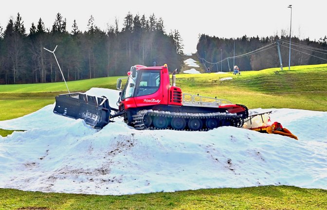 Schneereste mit einer Pistenraupe am Skihang, warten im oberbayerischen Siegsdorf auf den richtigen Winter (Archivbild).<span class='image-autor'>Foto: Imago/Rolf Poss</span>