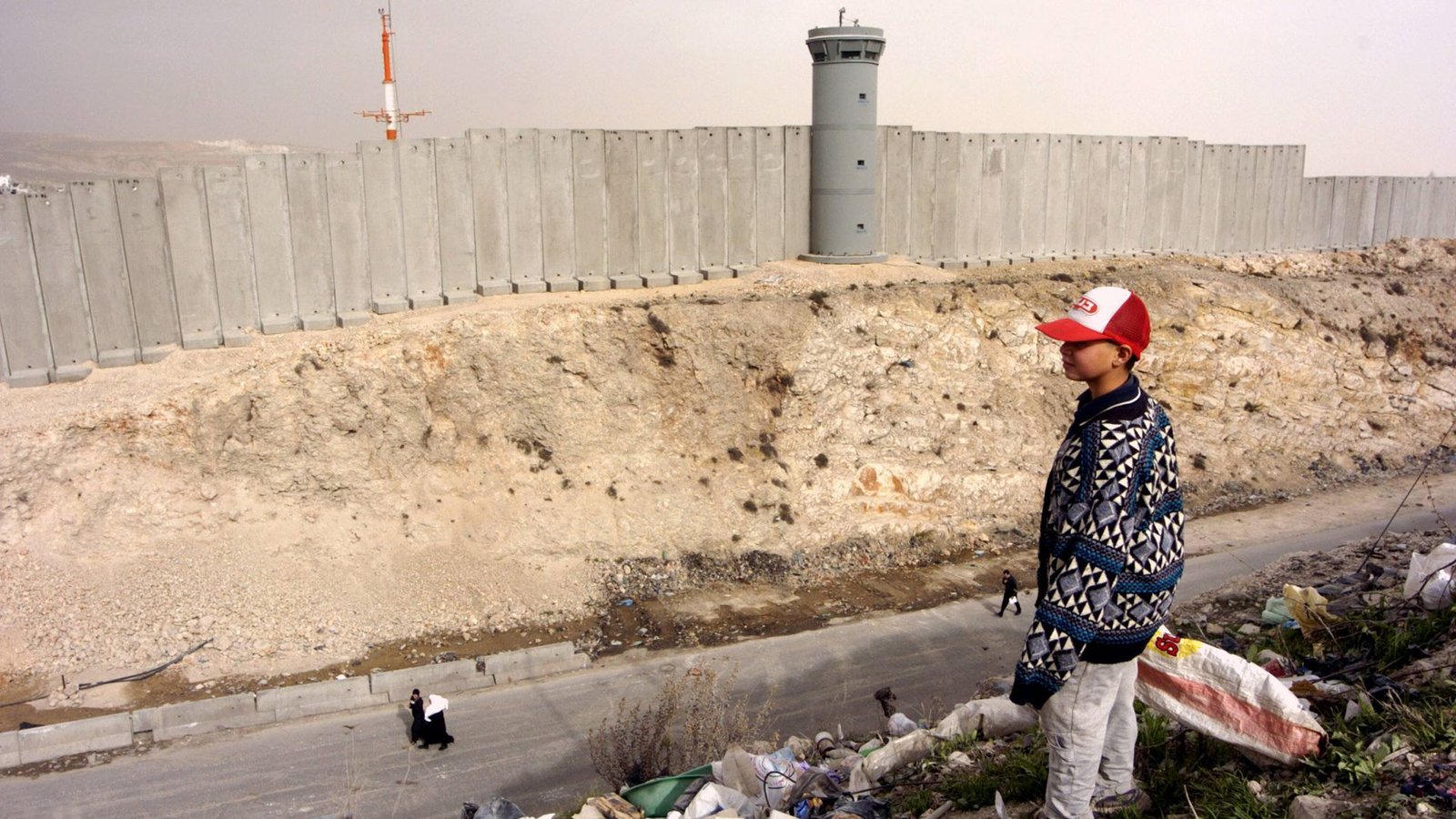 Palästinensischer Junge schaut auf eine Grenzmauer. Israels Regierung will Land im Westjordanland als „Staatseigentum“ registrieren (Archivfoto).Foto: Palästinensischer Junge schaut auf eine Grenzmauer. Israels Regierung will Land im Westjordanland als „Staatseigentum“ registrieren (Archivfoto).Foto: 