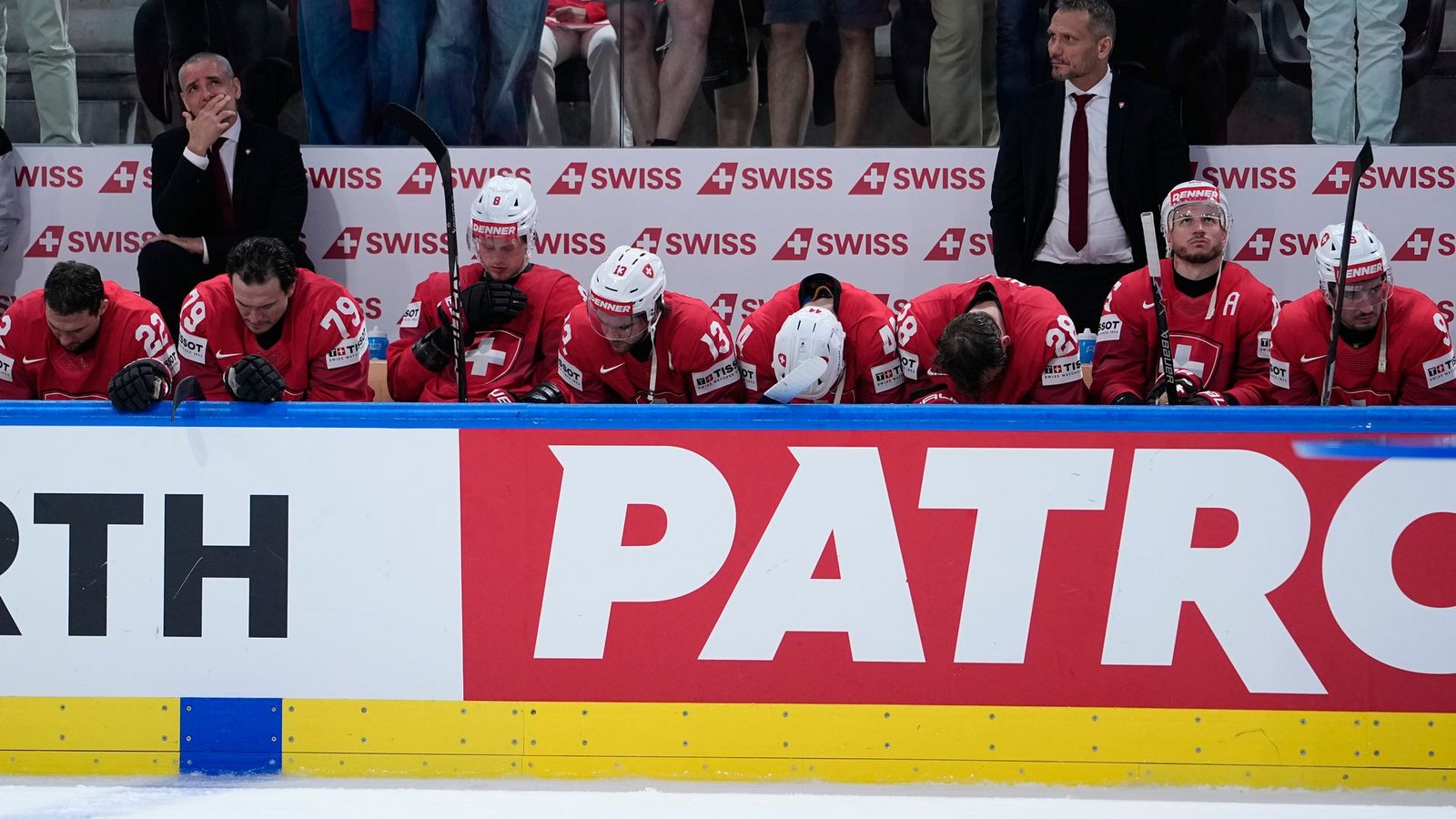 Großer Frust bei den Schweizern nach der erneuten Final-Niederlage.Foto: Darko Bandic/AP/dpa Großer Frust bei den Schweizern nach der erneuten Final-Niederlage.Foto: Darko Bandic/AP/dpa