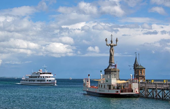 Die „weiße Flotte“ transportiert im Jahr mehrere Millionen Menschen über den Rhein und Bodensee (Archivbild).<span class='image-autor'>Foto: imago images /bodenseebilder.de</span>